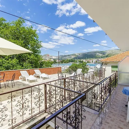 Apartments And Rooms Iva Trogir Extérieur photo