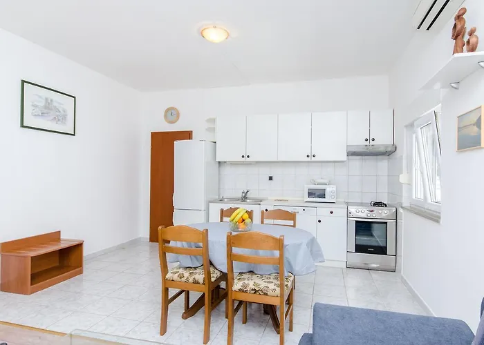 Apartments And Rooms Iva