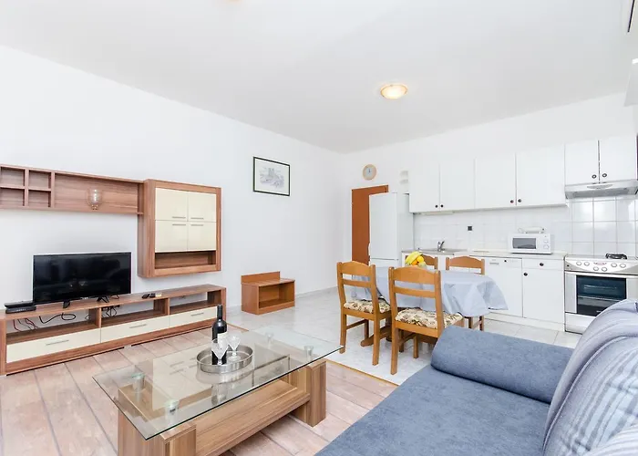 Apartments And Rooms Iva